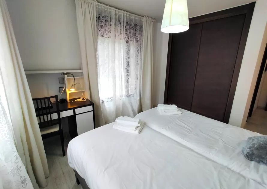 Camas y escritorio en la habitación tres de Villa Sanabria