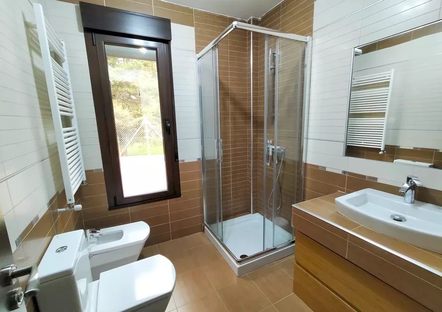 Baño completo dentro de la habitación tres