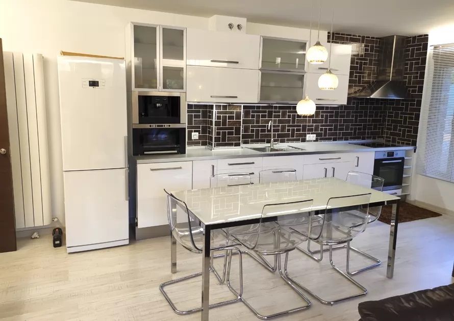 Cocina con mesa para seis personas en Villa Sanabria