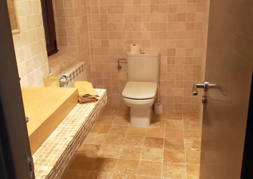 Aseo de mármol en el pasillo de Villa Sanabria