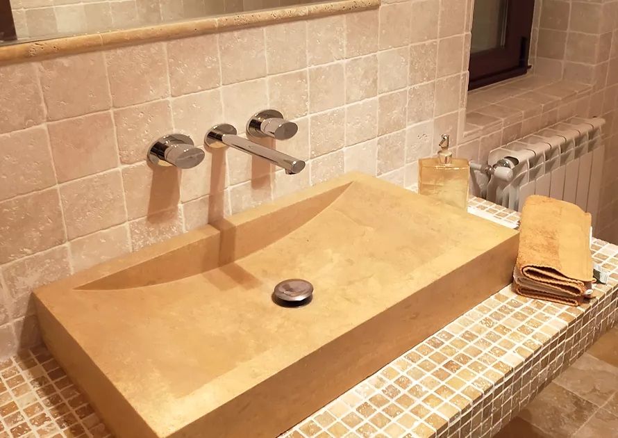 Baño de mármol en el pasillo