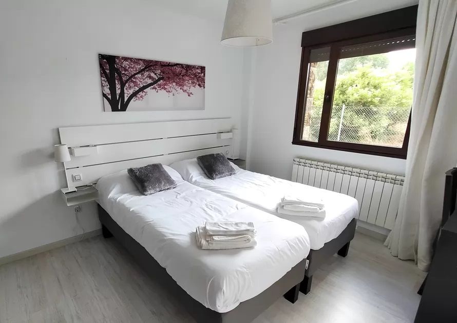 Vista de la habitación tres con dos camas de 90 cm en Villa Sanabria