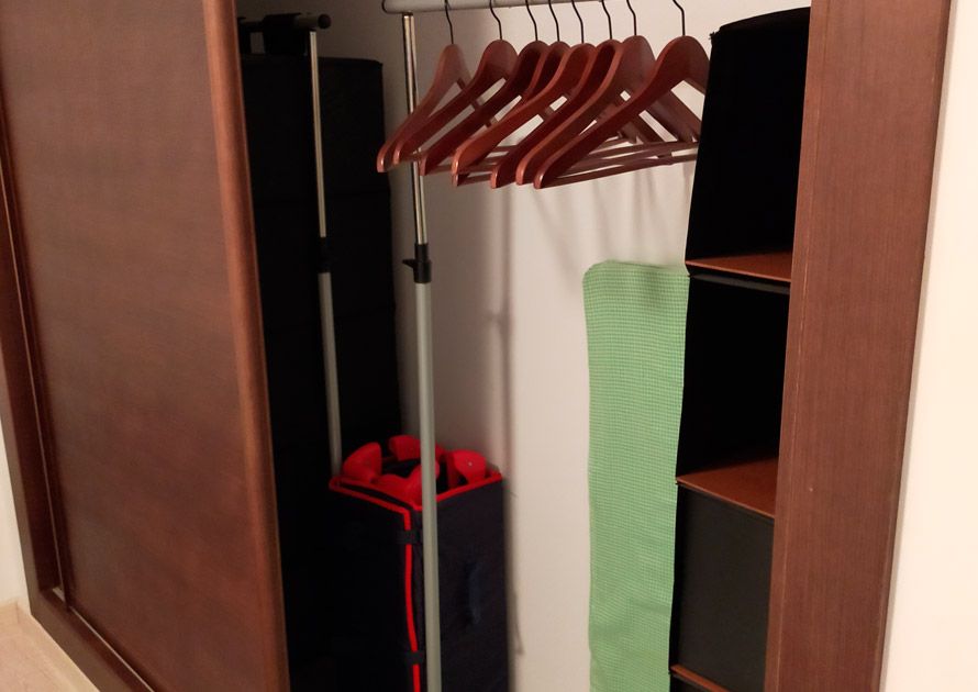 Armario empotrado vestido en la habitación uno de Villa Sanabria