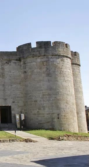 Vista del Castillo de Puebla de Sanabria al lado de Villa Sanabria